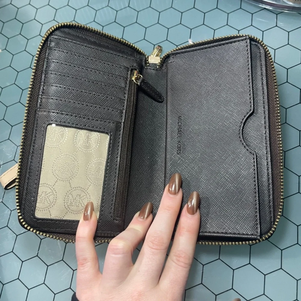 Michael Kors Wallet - Picture 4 of 5